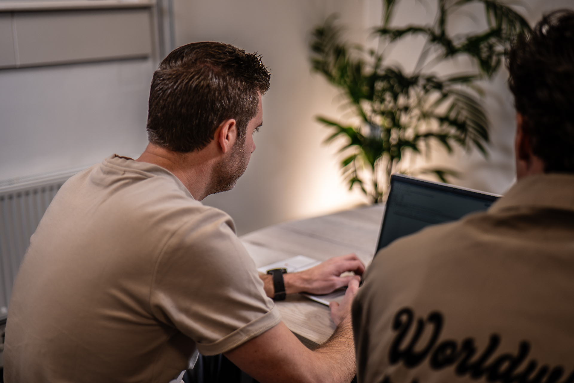 Het AI-Checker.nl team aan het werk