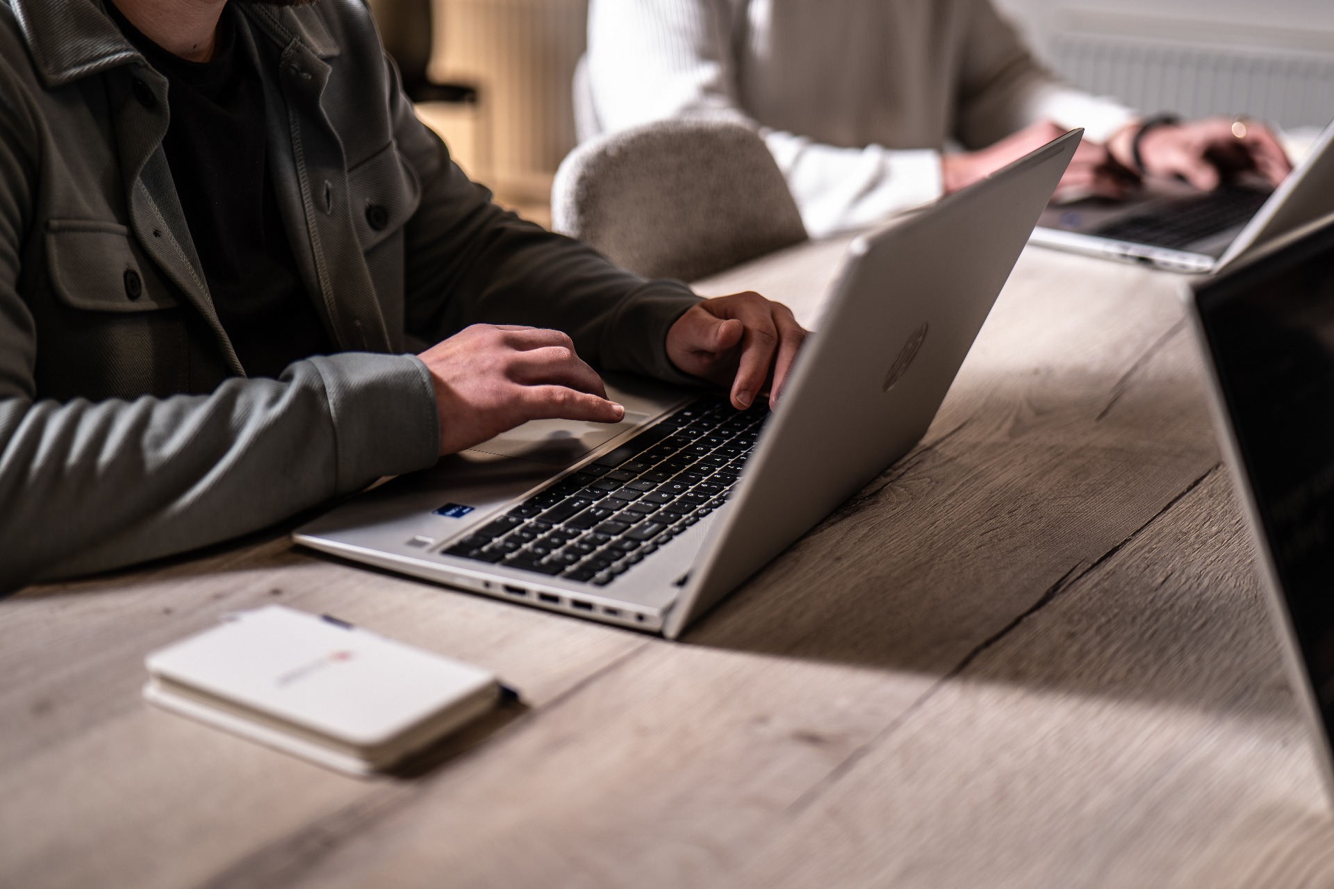 Het AI-Checker.nl team aan het werk